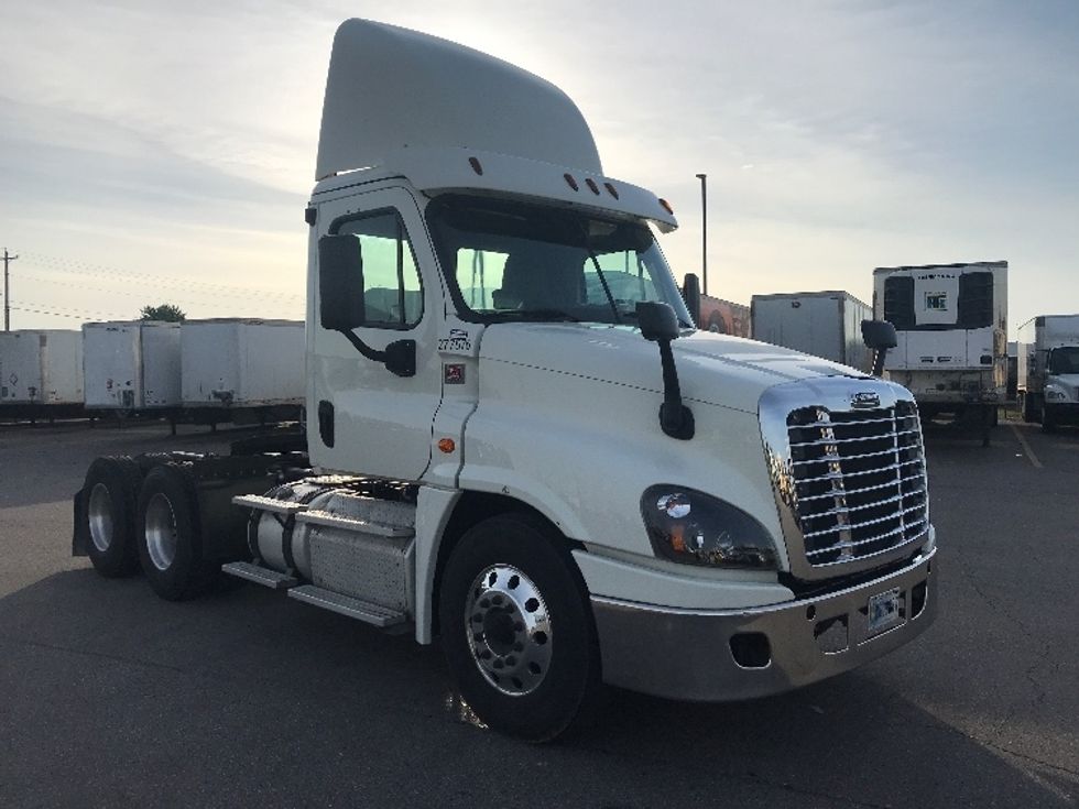 Day Cab Tractor-Heavy Duty Tractors-Freightliner-2017-Cascadia 12564ST-Cincinnati-OH-558,614\n\t\tmiles-$ 34,750 - Image 1
