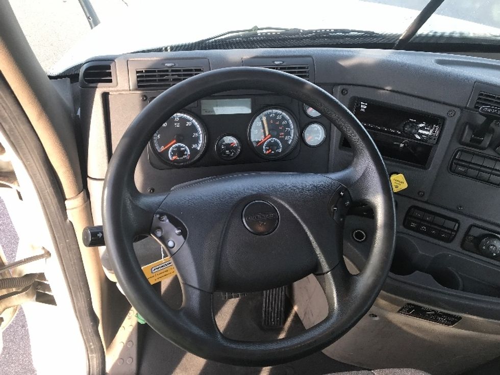 Day Cab Tractor-Heavy Duty Tractors-Freightliner-2017-Cascadia 12564ST-Cincinnati-OH-558,614\n\t\tmiles-$ 34,750 - Image 11