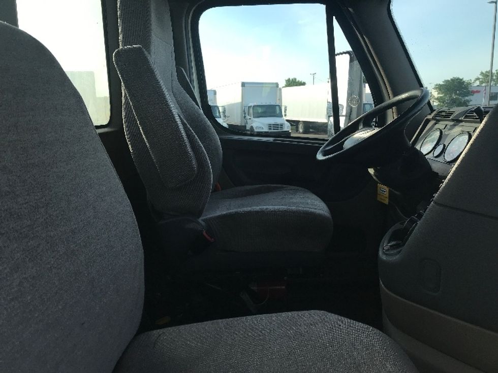 Day Cab Tractor-Heavy Duty Tractors-Freightliner-2017-Cascadia 12564ST-Cincinnati-OH-558,614\n\t\tmiles-$ 34,750 - Image 14