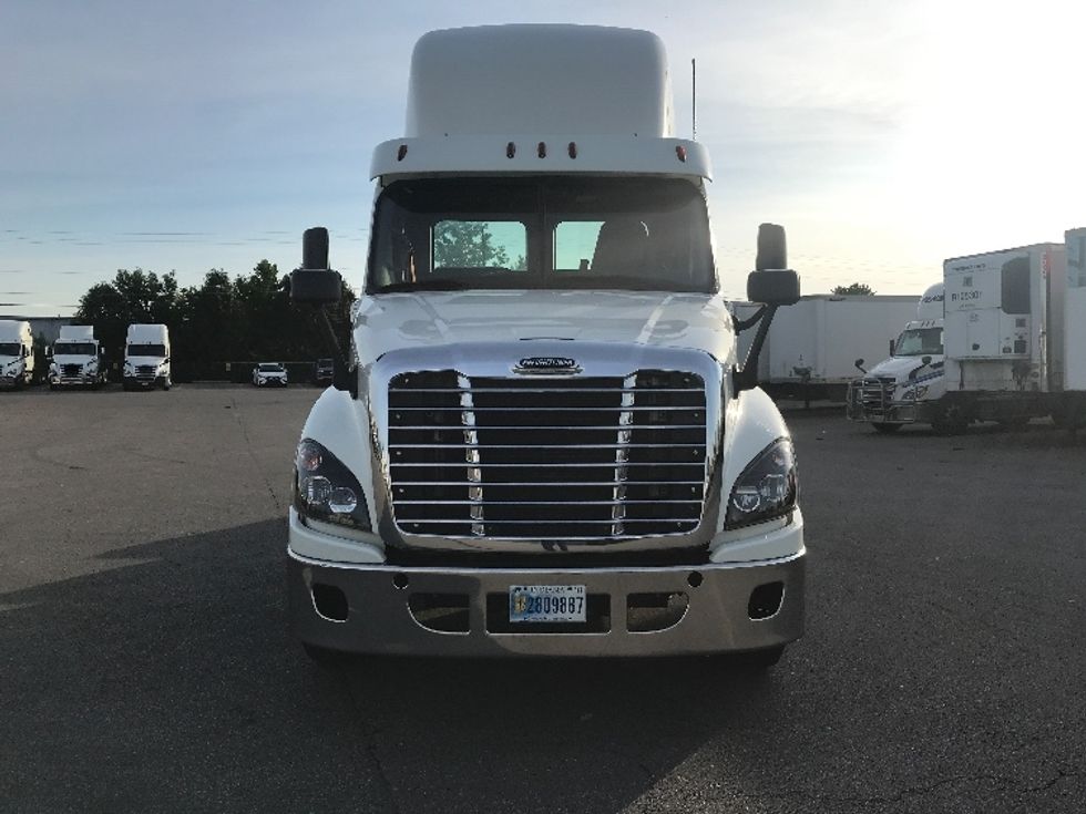 Day Cab Tractor-Heavy Duty Tractors-Freightliner-2017-Cascadia 12564ST-Cincinnati-OH-558,614\n\t\tmiles-$ 34,750 - Image 2