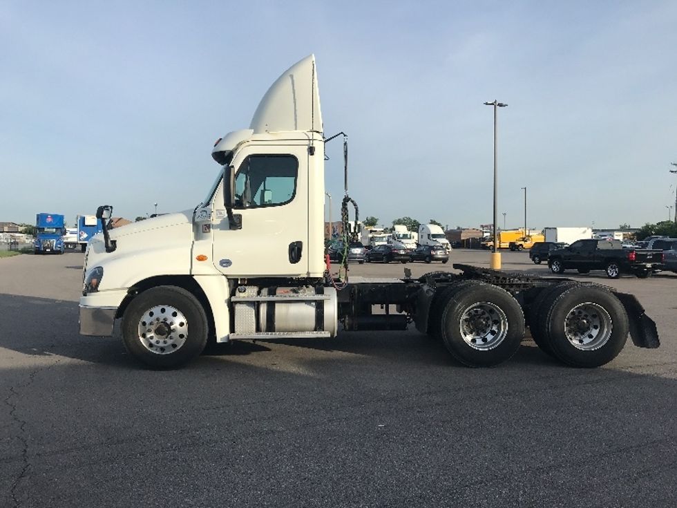 Day Cab Tractor-Heavy Duty Tractors-Freightliner-2017-Cascadia 12564ST-Cincinnati-OH-558,614\n\t\tmiles-$ 34,750 - Image 4