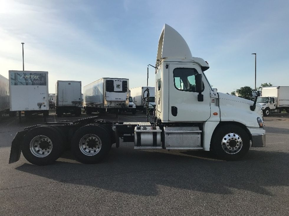 Day Cab Tractor-Heavy Duty Tractors-Freightliner-2017-Cascadia 12564ST-Cincinnati-OH-558,614\n\t\tmiles-$ 34,750 - Image 8