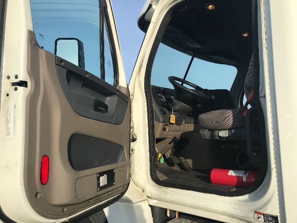 Day Cab Tractor-Heavy Duty Tractors-Freightliner-2017-Cascadia 12564ST-Cincinnati-OH-558,614\n\t\tmiles-$ 34,750 - Image 9