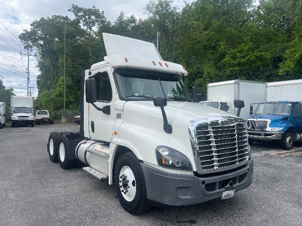 Day Cab Tractor-Heavy Duty Tractors-Freightliner-2017-Cascadia 12564ST-Cleveland-TN-551,419\n\t\tmiles-$ 24,250 - Image 1