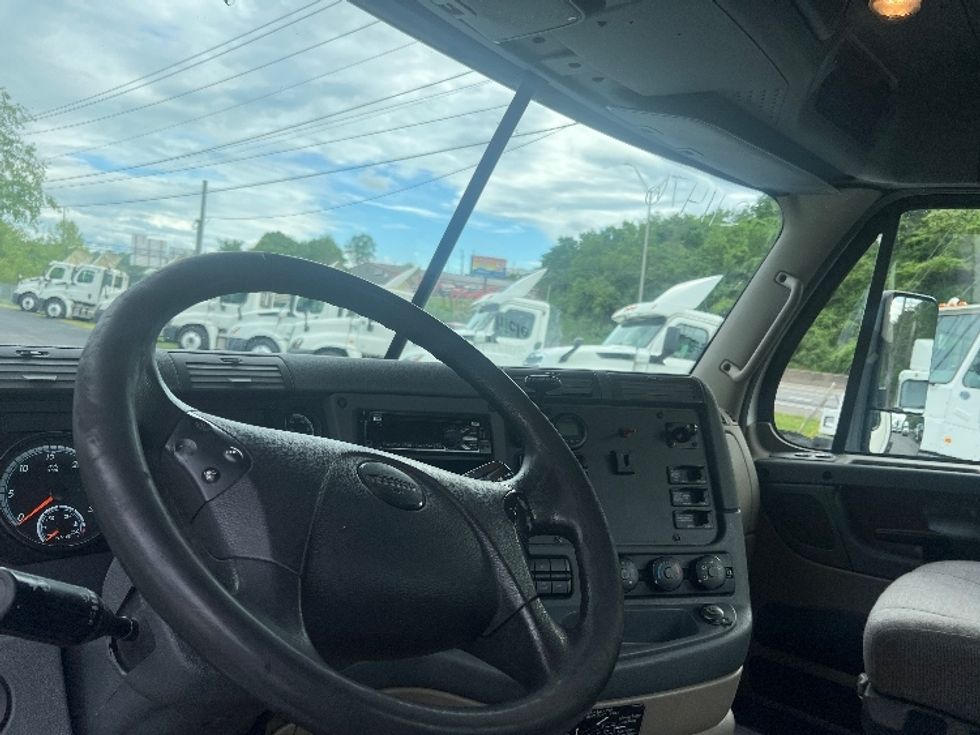 Day Cab Tractor-Heavy Duty Tractors-Freightliner-2017-Cascadia 12564ST-Cleveland-TN-551,419\n\t\tmiles-$ 24,250 - Image 10