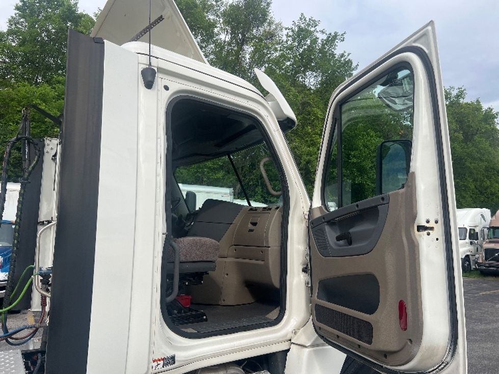 Day Cab Tractor-Heavy Duty Tractors-Freightliner-2017-Cascadia 12564ST-Cleveland-TN-551,419\n\t\tmiles-$ 24,250 - Image 12