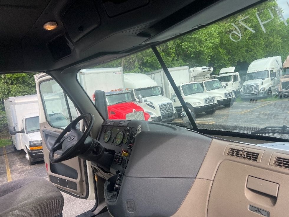 Day Cab Tractor-Heavy Duty Tractors-Freightliner-2017-Cascadia 12564ST-Cleveland-TN-551,419\n\t\tmiles-$ 24,250 - Image 13