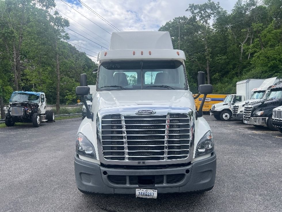 Day Cab Tractor-Heavy Duty Tractors-Freightliner-2017-Cascadia 12564ST-Cleveland-TN-551,419\n\t\tmiles-$ 24,250 - Image 2