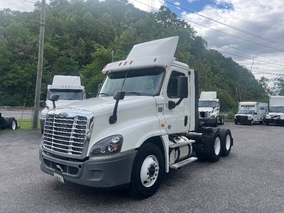 Day Cab Tractor-Heavy Duty Tractors-Freightliner-2017-Cascadia 12564ST-Cleveland-TN-551,419\n\t\tmiles-$ 24,250 - Image 3