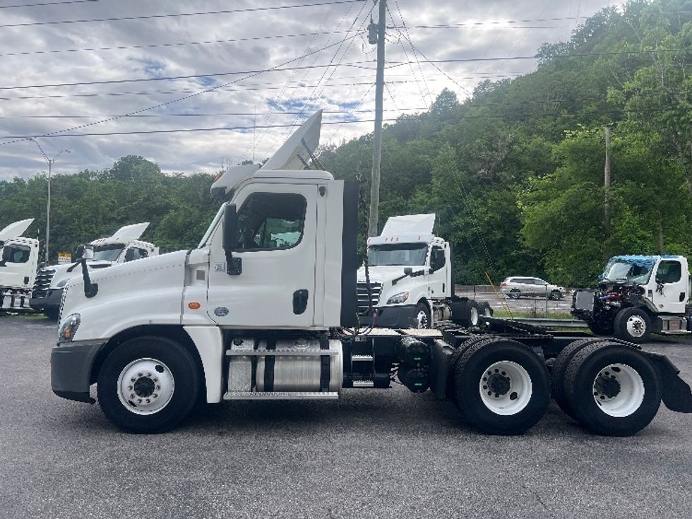 Day Cab Tractor-Heavy Duty Tractors-Freightliner-2017-Cascadia 12564ST-Cleveland-TN-551,419\n\t\tmiles-$ 24,250 - Image 4