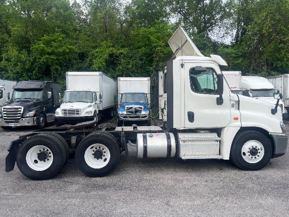 Day Cab Tractor-Heavy Duty Tractors-Freightliner-2017-Cascadia 12564ST-Cleveland-TN-551,419\n\t\tmiles-$ 24,250 - Image 8