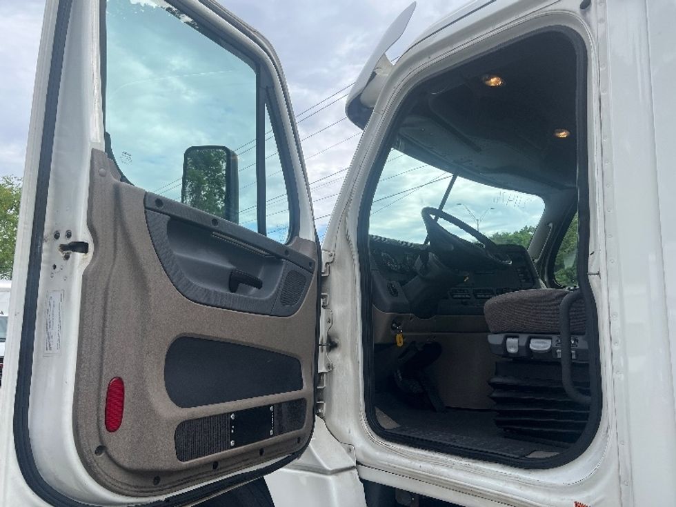 Day Cab Tractor-Heavy Duty Tractors-Freightliner-2017-Cascadia 12564ST-Cleveland-TN-551,419\n\t\tmiles-$ 24,250 - Image 9