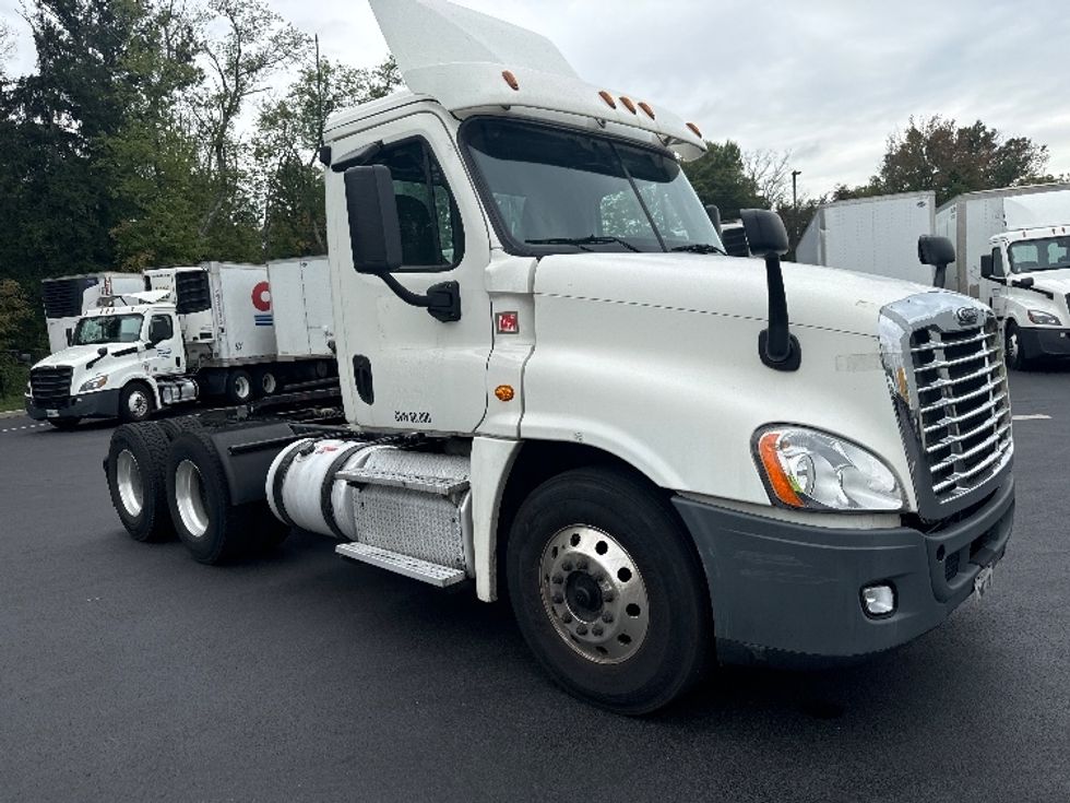 Day Cab Tractor-Heavy Duty Tractors-Freightliner-2017-Cascadia 12564ST-Cranbury-NJ-501,204\n\t\tmiles-$ 35,500 - Image 1