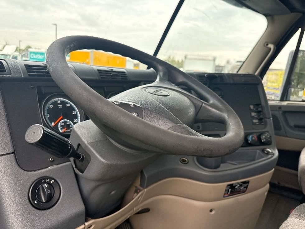 Day Cab Tractor-Heavy Duty Tractors-Freightliner-2017-Cascadia 12564ST-Cranbury-NJ-501,204\n\t\tmiles-$ 35,500 - Image 10