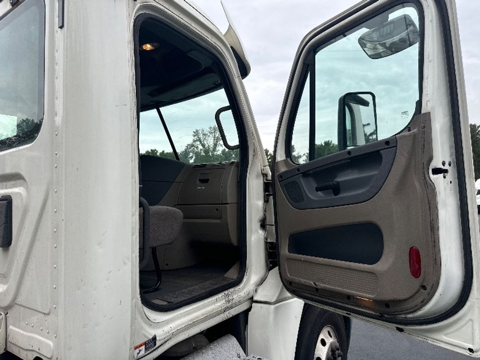 Day Cab Tractor-Heavy Duty Tractors-Freightliner-2017-Cascadia 12564ST-Cranbury-NJ-501,204\n\t\tmiles-$ 35,500 - Image 12