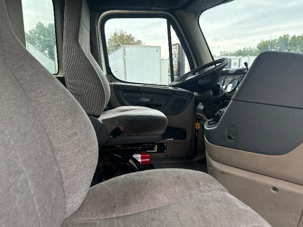Day Cab Tractor-Heavy Duty Tractors-Freightliner-2017-Cascadia 12564ST-Cranbury-NJ-501,204\n\t\tmiles-$ 35,500 - Image 14