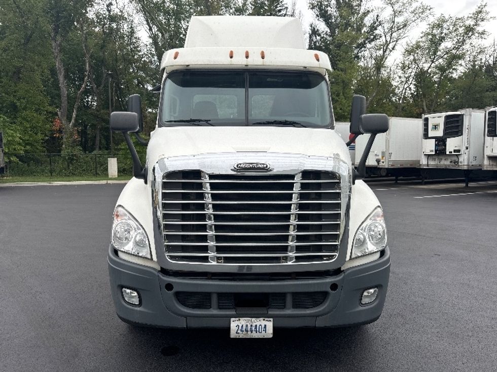 Day Cab Tractor-Heavy Duty Tractors-Freightliner-2017-Cascadia 12564ST-Cranbury-NJ-501,204\n\t\tmiles-$ 35,500 - Image 2