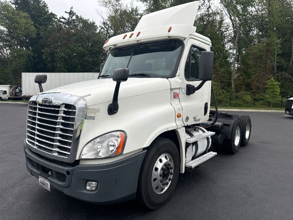 Day Cab Tractor-Heavy Duty Tractors-Freightliner-2017-Cascadia 12564ST-Cranbury-NJ-501,204\n\t\tmiles-$ 35,500 - Image 3
