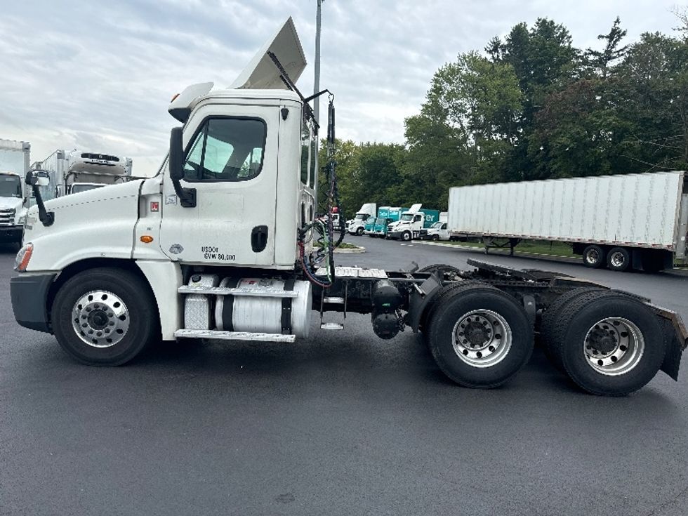 Day Cab Tractor-Heavy Duty Tractors-Freightliner-2017-Cascadia 12564ST-Cranbury-NJ-501,204\n\t\tmiles-$ 35,500 - Image 4
