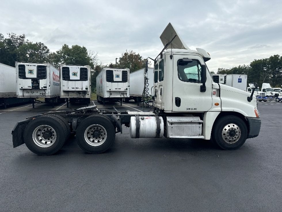 Day Cab Tractor-Heavy Duty Tractors-Freightliner-2017-Cascadia 12564ST-Cranbury-NJ-501,204\n\t\tmiles-$ 35,500 - Image 8