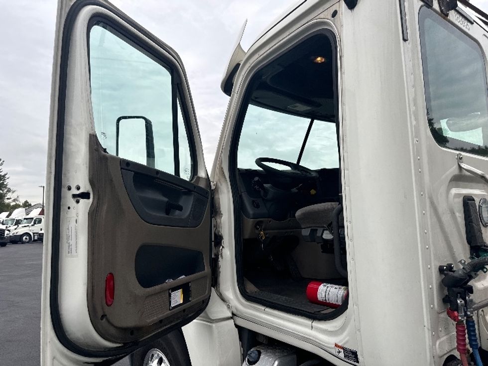 Day Cab Tractor-Heavy Duty Tractors-Freightliner-2017-Cascadia 12564ST-Cranbury-NJ-501,204\n\t\tmiles-$ 35,500 - Image 9