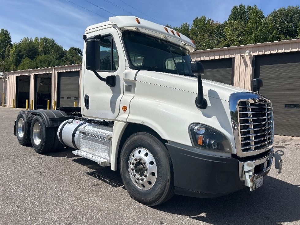 Day Cab Tractor-Heavy Duty Tractors-Freightliner-2017-Cascadia 12564ST-Cross Lanes-WV-535,033\n\t\tmiles-$ 30,500 - Image 1
