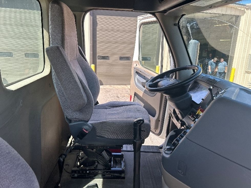 Day Cab Tractor-Heavy Duty Tractors-Freightliner-2017-Cascadia 12564ST-Cross Lanes-WV-535,033\n\t\tmiles-$ 30,500 - Image 14