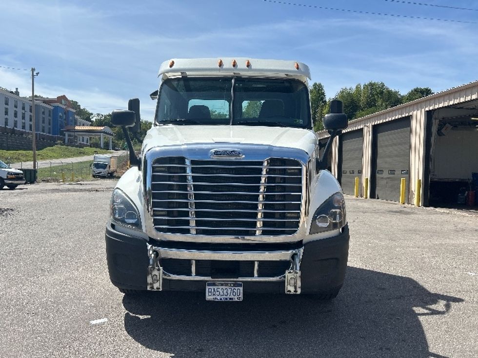 2017 Freightliner Cascadia 125" Sleeper Cab photo 2