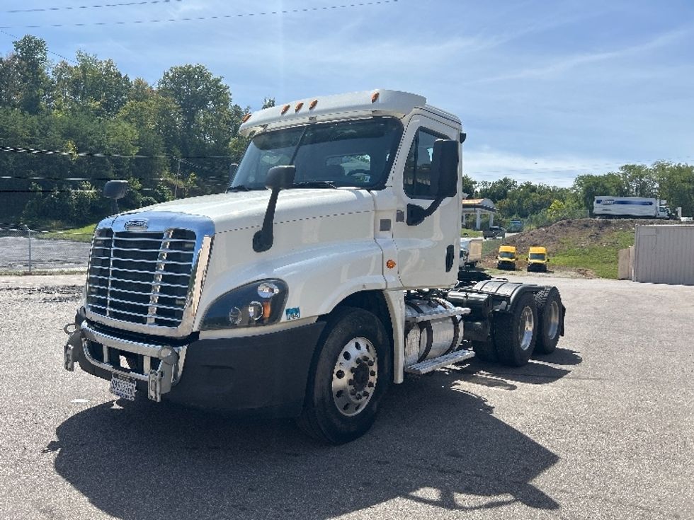 2017 Freightliner Cascadia 125" Sleeper Cab photo 3