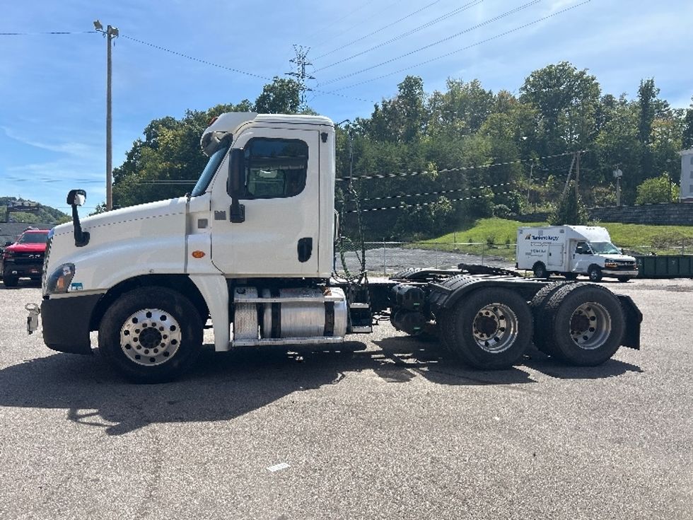 2017 Freightliner Cascadia 125" Sleeper Cab photo 4