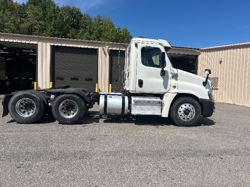 Day Cab Tractor-Heavy Duty Tractors-Freightliner-2017-Cascadia 12564ST-Cross Lanes-WV-535,033\n\t\tmiles-$ 30,500 - Image 8
