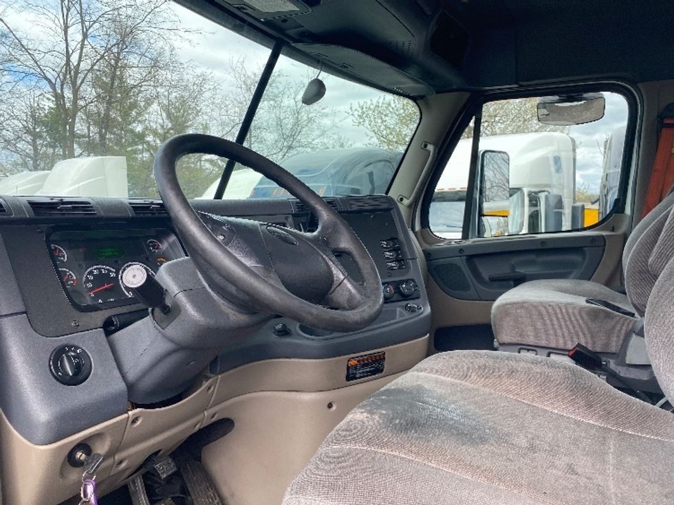 Day Cab Tractor-Heavy Duty Tractors-Freightliner-2017-Cascadia 12564ST-Dayton-NJ-448,076\n\t\tmiles-$ 38,750 - Image 10