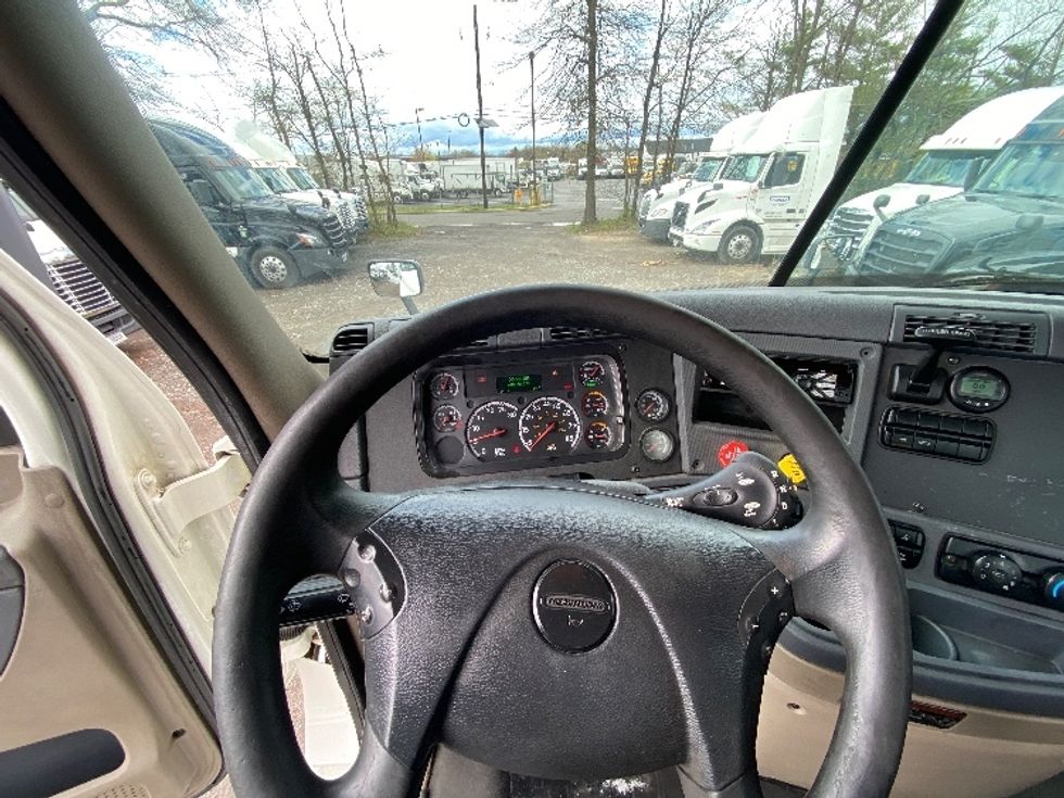 Day Cab Tractor-Heavy Duty Tractors-Freightliner-2017-Cascadia 12564ST-Dayton-NJ-448,076\n\t\tmiles-$ 38,750 - Image 11