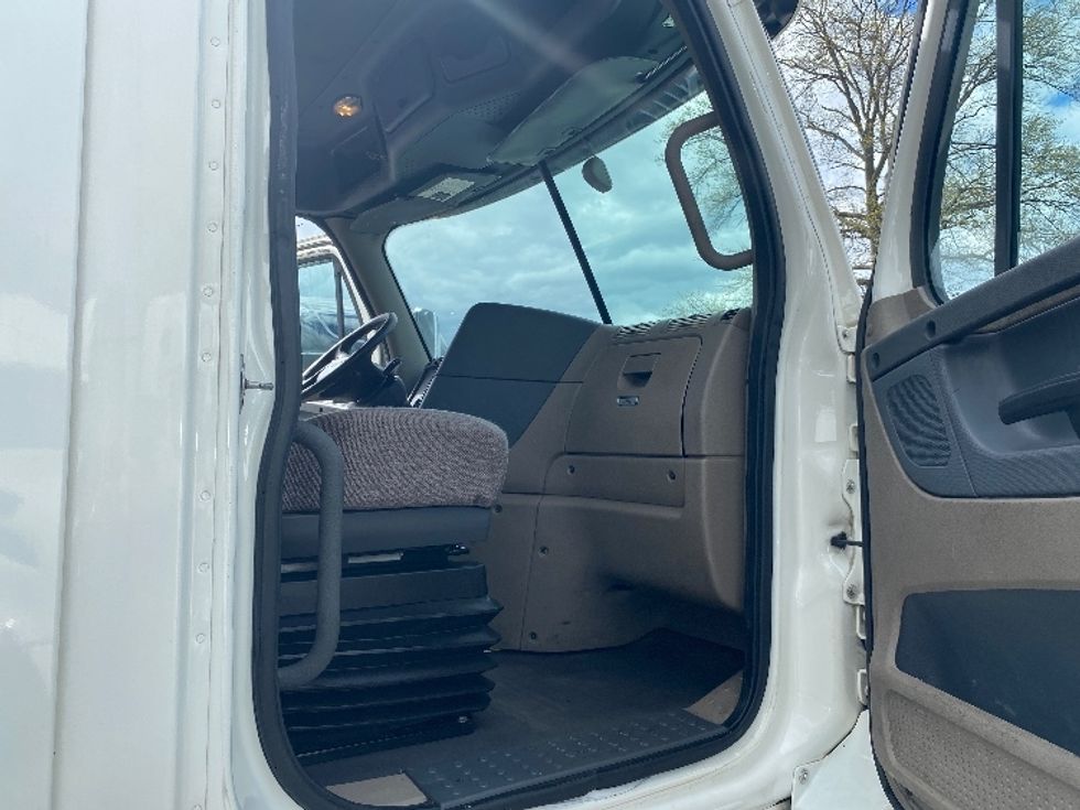 Day Cab Tractor-Heavy Duty Tractors-Freightliner-2017-Cascadia 12564ST-Dayton-NJ-448,076\n\t\tmiles-$ 38,750 - Image 12