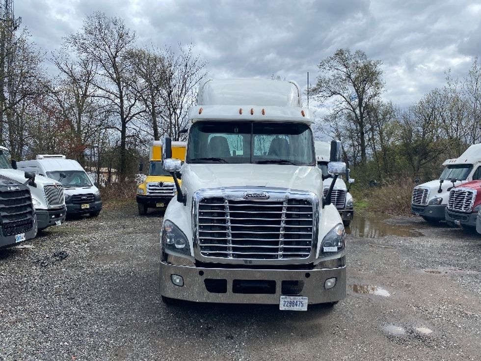 Day Cab Tractor-Heavy Duty Tractors-Freightliner-2017-Cascadia 12564ST-Dayton-NJ-448,076\n\t\tmiles-$ 38,750 - Image 2