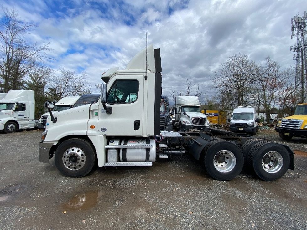 Day Cab Tractor-Heavy Duty Tractors-Freightliner-2017-Cascadia 12564ST-Dayton-NJ-448,076\n\t\tmiles-$ 38,750 - Image 4