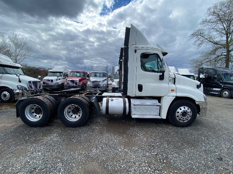 Day Cab Tractor-Heavy Duty Tractors-Freightliner-2017-Cascadia 12564ST-Dayton-NJ-448,076\n\t\tmiles-$ 38,750 - Image 8