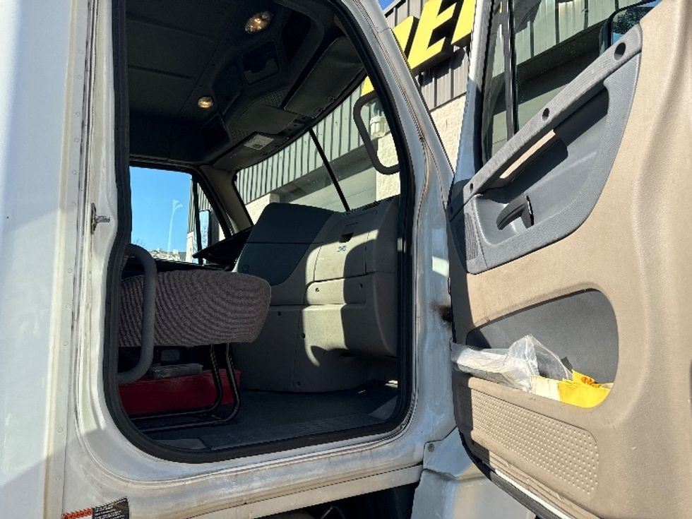 Day Cab Tractor-Heavy Duty Tractors-Freightliner-2017-Cascadia 12564ST-Essex-MD-286,685\n\t\tmiles-$ 41,750 - Image 12