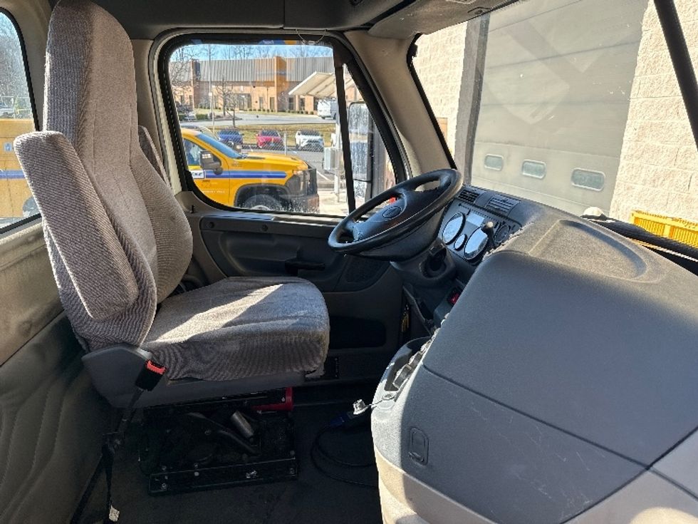 Day Cab Tractor-Heavy Duty Tractors-Freightliner-2017-Cascadia 12564ST-Essex-MD-286,685\n\t\tmiles-$ 41,750 - Image 14