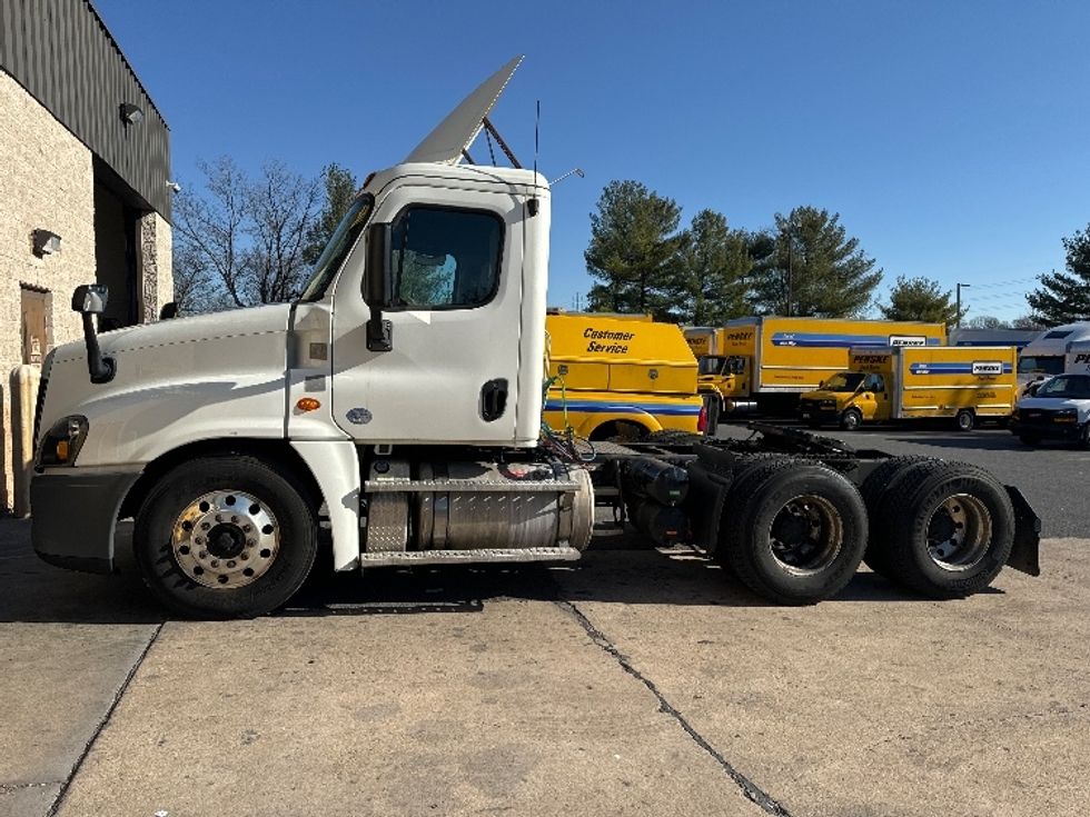 Day Cab Tractor-Heavy Duty Tractors-Freightliner-2017-Cascadia 12564ST-Essex-MD-286,685\n\t\tmiles-$ 41,750 - Image 4