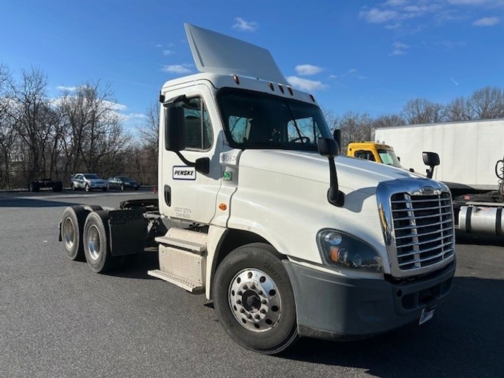 Day Cab Tractor-Heavy Duty Tractors-Freightliner-2017-Cascadia 12564ST-Essex-MD-290,024\n\t\tmiles-$ 32,000 - Image 1