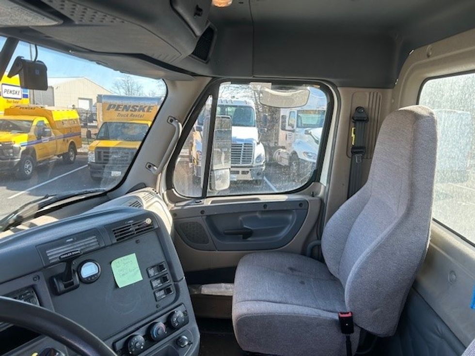 Day Cab Tractor-Heavy Duty Tractors-Freightliner-2017-Cascadia 12564ST-Essex-MD-290,024\n\t\tmiles-$ 32,000 - Image 10