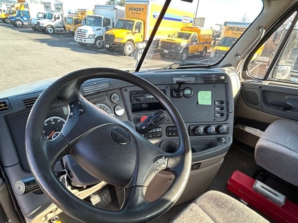Day Cab Tractor-Heavy Duty Tractors-Freightliner-2017-Cascadia 12564ST-Essex-MD-290,024\n\t\tmiles-$ 32,000 - Image 11