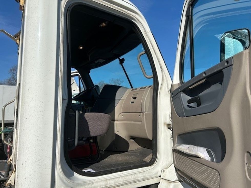 Day Cab Tractor-Heavy Duty Tractors-Freightliner-2017-Cascadia 12564ST-Essex-MD-290,024\n\t\tmiles-$ 32,000 - Image 12