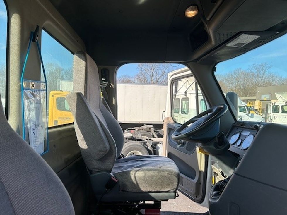 Day Cab Tractor-Heavy Duty Tractors-Freightliner-2017-Cascadia 12564ST-Essex-MD-290,024\n\t\tmiles-$ 32,000 - Image 14