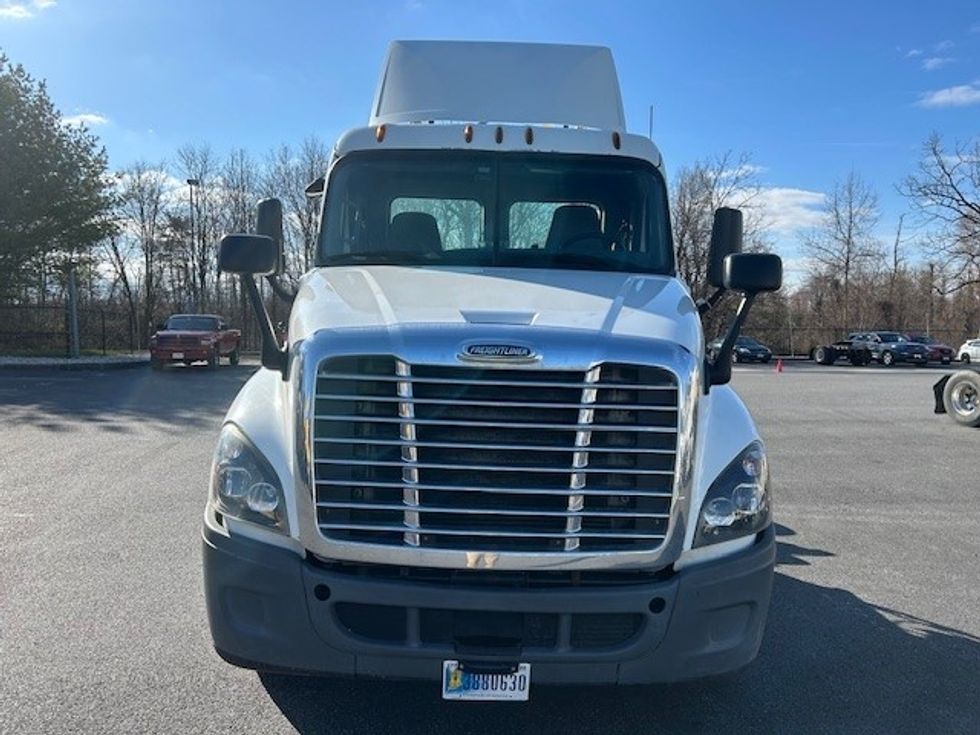 Day Cab Tractor-Heavy Duty Tractors-Freightliner-2017-Cascadia 12564ST-Essex-MD-290,024\n\t\tmiles-$ 32,000 - Image 2