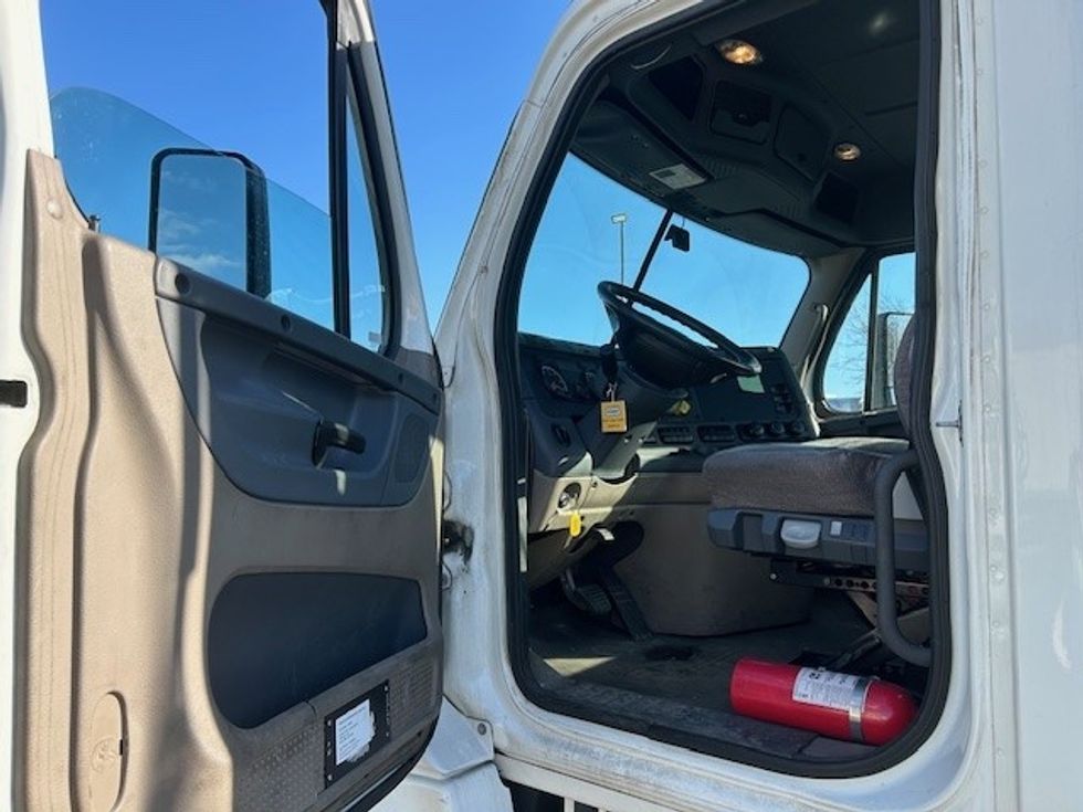 Day Cab Tractor-Heavy Duty Tractors-Freightliner-2017-Cascadia 12564ST-Essex-MD-290,024\n\t\tmiles-$ 32,000 - Image 9
