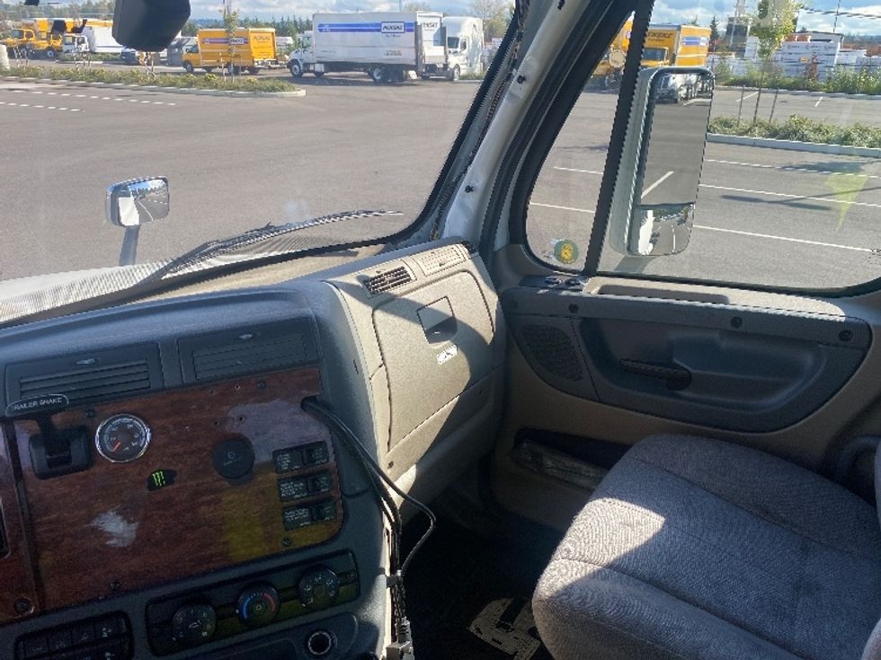 Day Cab Tractor-Heavy Duty Tractors-Freightliner-2017-Cascadia 12564ST-Everett-WA-581,471\n\t\tmiles-$ 34,000 - Image 10