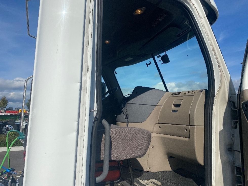 Day Cab Tractor-Heavy Duty Tractors-Freightliner-2017-Cascadia 12564ST-Everett-WA-581,471\n\t\tmiles-$ 34,000 - Image 12