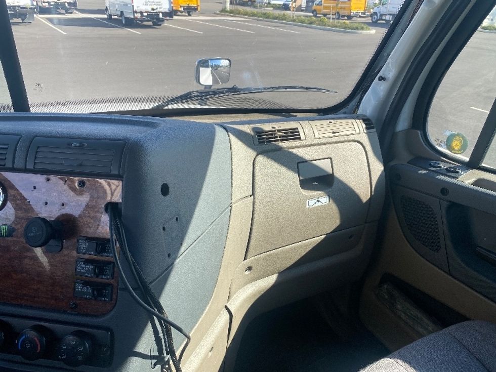 Day Cab Tractor-Heavy Duty Tractors-Freightliner-2017-Cascadia 12564ST-Everett-WA-581,471\n\t\tmiles-$ 34,000 - Image 13